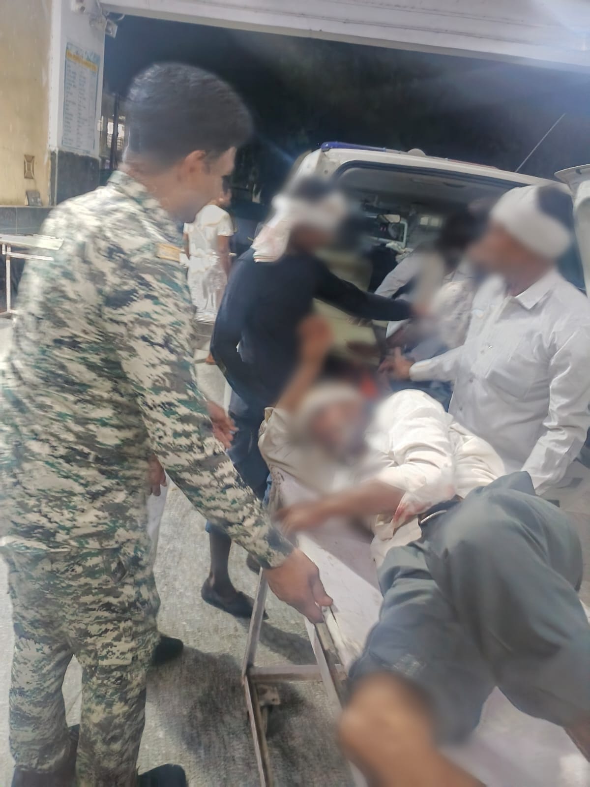 मुरैना के थाना माता बसैया क्षेत्र में सड़क दुर्घटना में घायल हुए 03 व्यक्तियों को, डायल-112  जवानों ने उपचार के लिए अस्पताल पहुँचाया। 